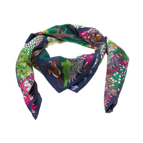 Scarf of the moment: Dans un Jardin Anglais.